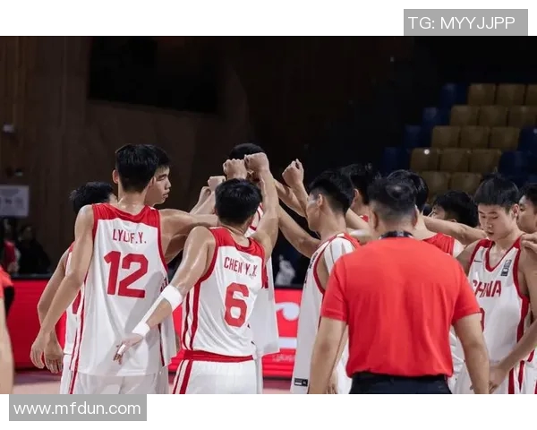 足球明星助力中国男篮崛起新篇章展现体育跨界合作新风尚