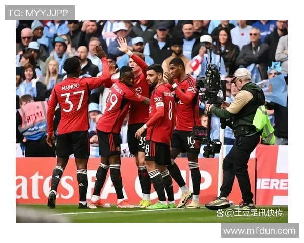 足球明星掐腰庆祝瞬间展现激情与团队精神引发球迷热烈反响