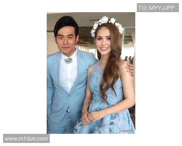 昆凌与足球明星亲密合影展现运动魅力与时尚风采的完美结合