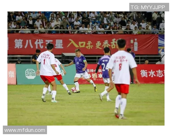 足球明星挑战无语游戏展现幽默一面引发粉丝热议与欢笑