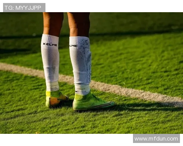 足球明星独特脚型的艺术呈现与魅力分析