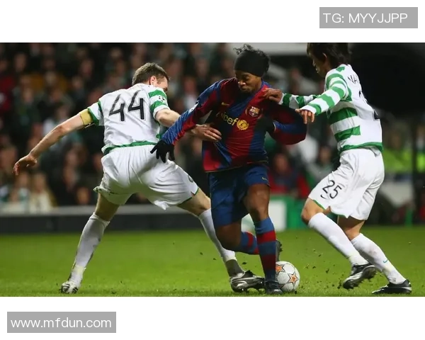 足球明星与路人亲密合影在日本街头展现温暖瞬间 足球明星与路人亲密合影在日本街头展现温暖瞬间