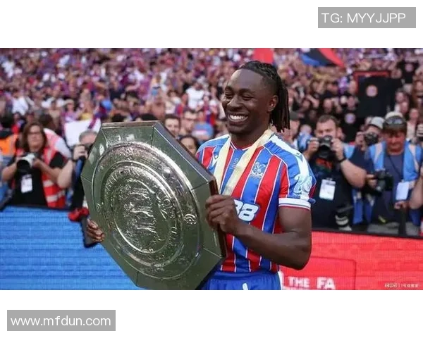 足球明星感人瞬间泪水流淌的背后故事与情感剪辑合集